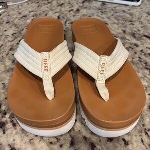 Reef Sz 9 Platform White Brown Tan Sandals Thong Vacation Shoes Casual Errands